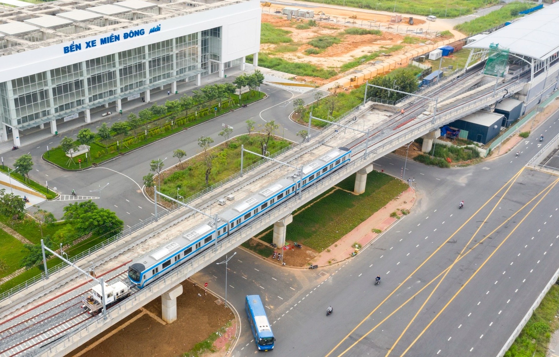 Tau metro so 1 xuat hien o ga tren cao Ben xe mien Dong moi hinh anh