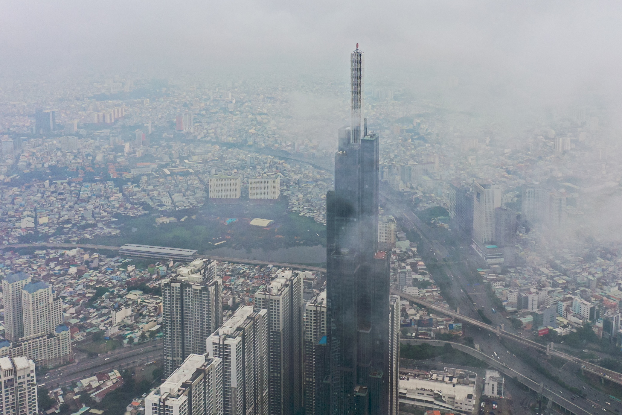 TP.HCM mo mit suong vao sang som hinh anh