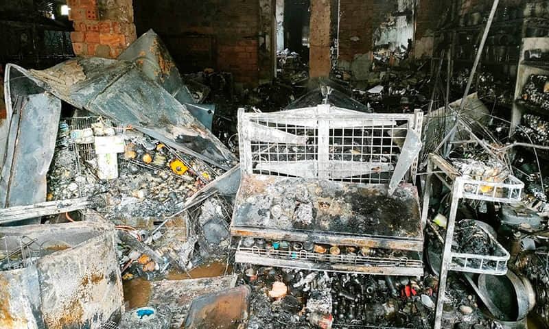 Cua hang tap hoa chay rui, hai vo chong may man thoat nan hinh anh