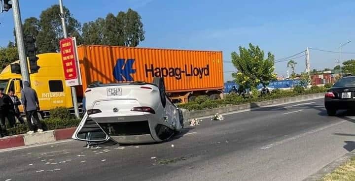 Oto cho co dau, chu re dam vao dai phan cach, lat ngua tren duong hinh anh