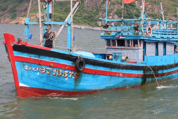 Dua thi the ngu dan Binh Dinh tu nan tren bien vao dat lien hinh anh