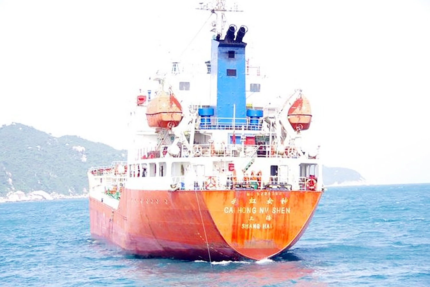 Neo dau trai phep trong vinh Van Phong, tau nuoc ngoai bi xu phat hinh anh