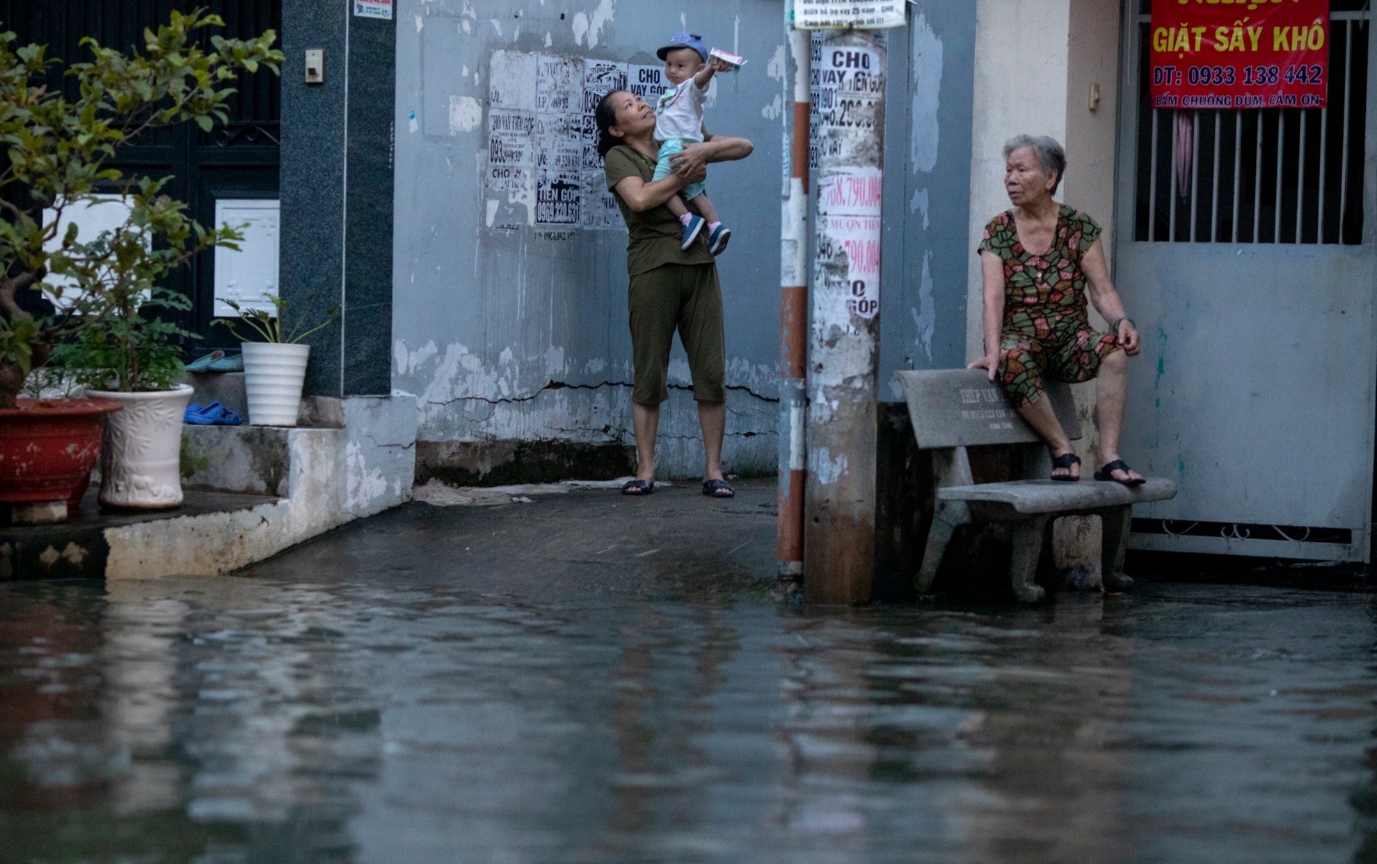 Ngap 3 thang chua rut, nguoi dan TP.HCM bi bom loi nuoc trong nha hinh anh