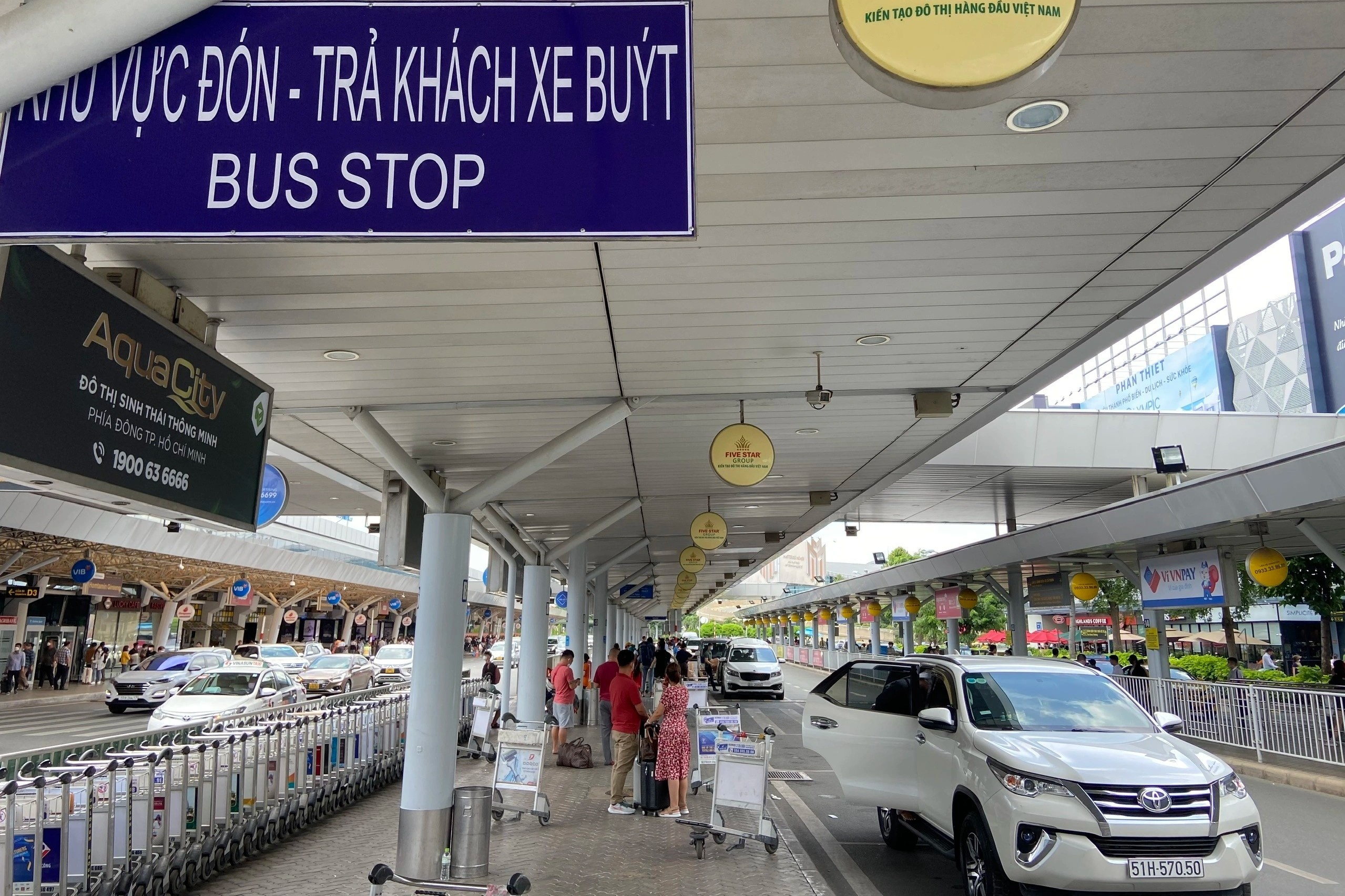 De xuat mo 17 tuyen xe don khach san bay Tan Son Nhat ve khu do thi hinh anh