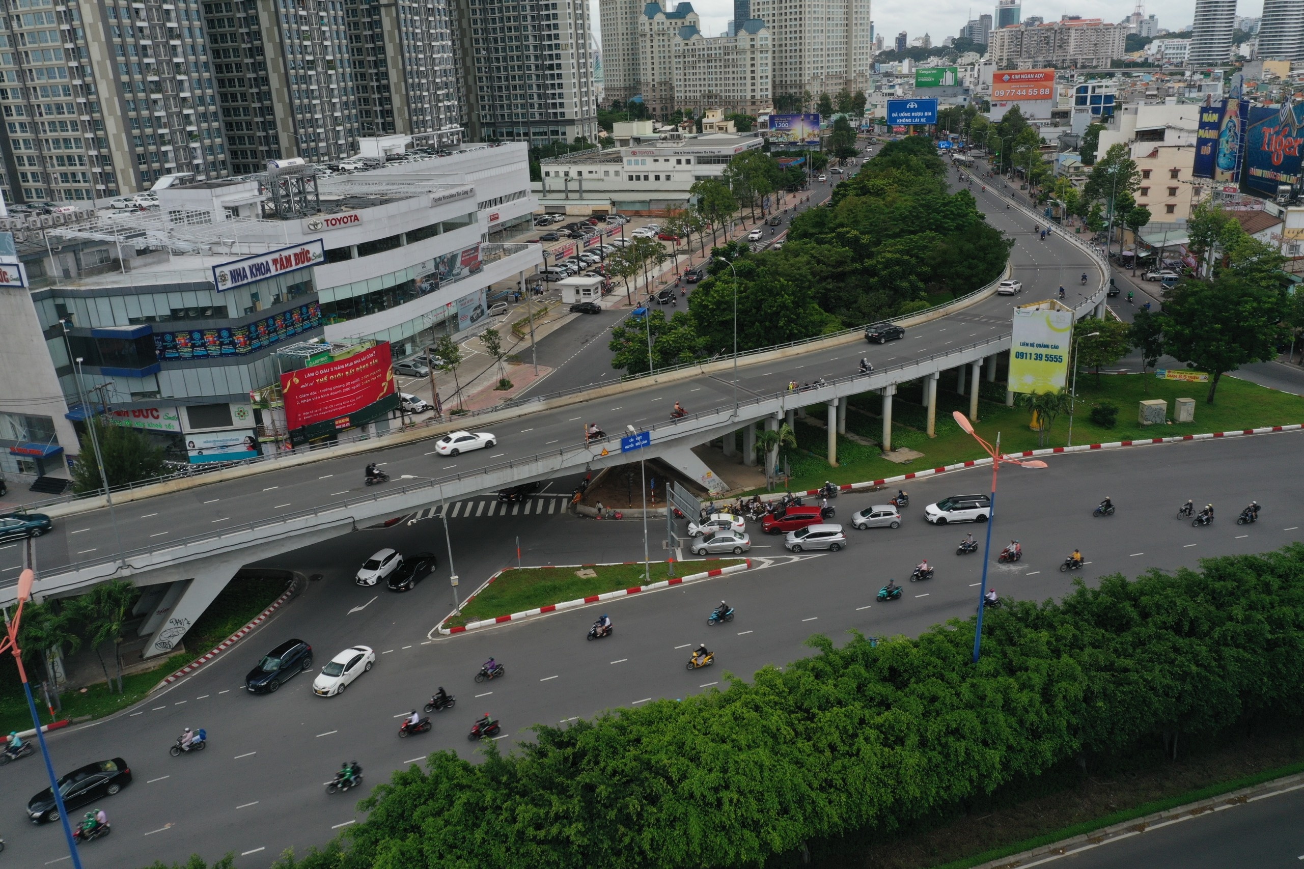 cau vuot Nguyen Huu Canh anh 1