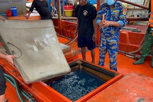 Tam giu tau van chuyen hon 62.000 lit dau khong ro nguon goc hinh anh