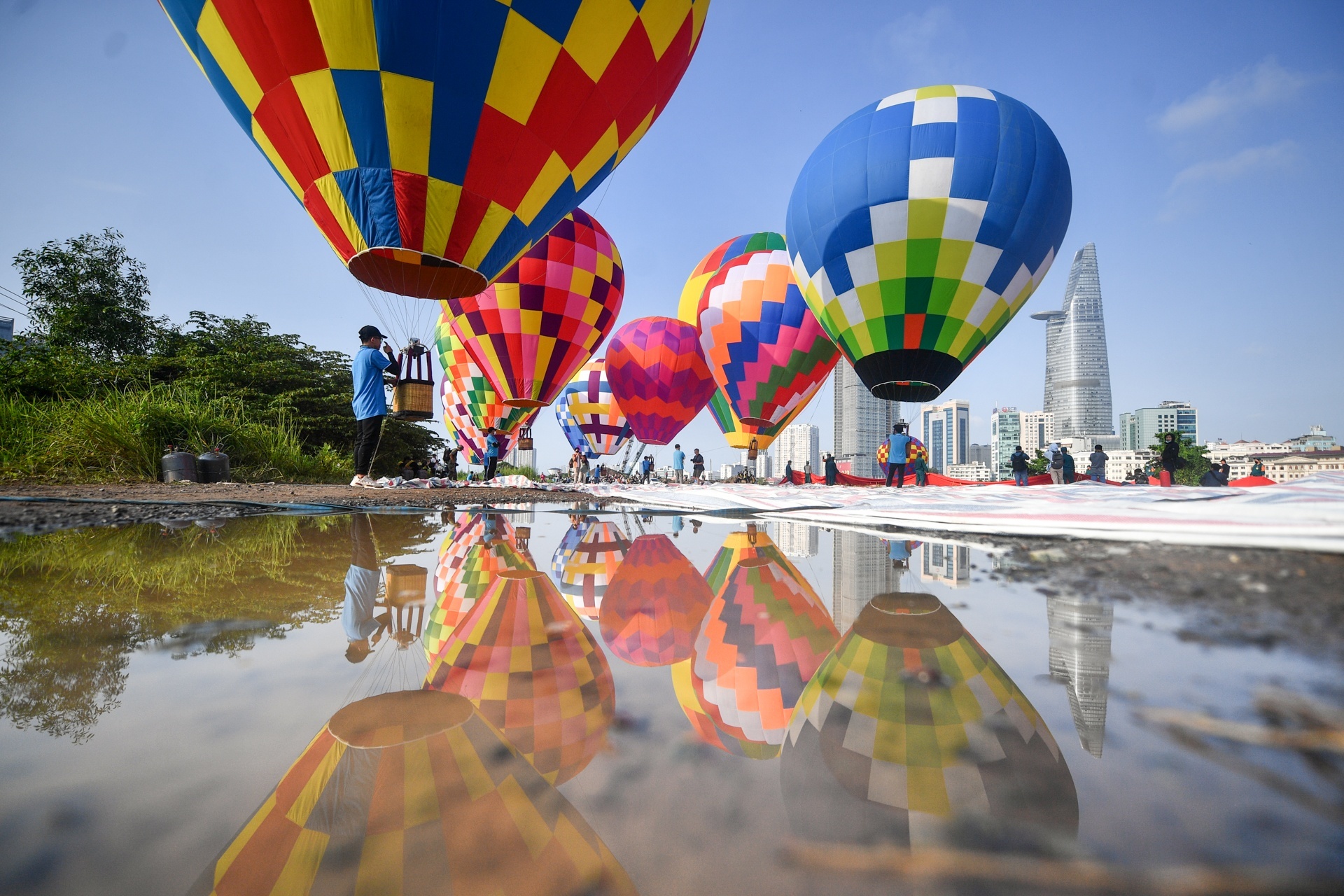 Cam xe pho di bo Nguyen Hue 3 dem de tha khinh khi cau, mo nhac hoi hinh anh