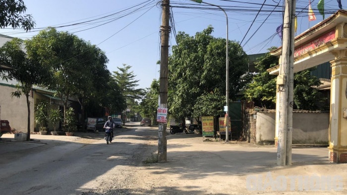 Cot dien cao the chenh enh giua duong, dan on lanh vi tai nan lien tuc hinh anh