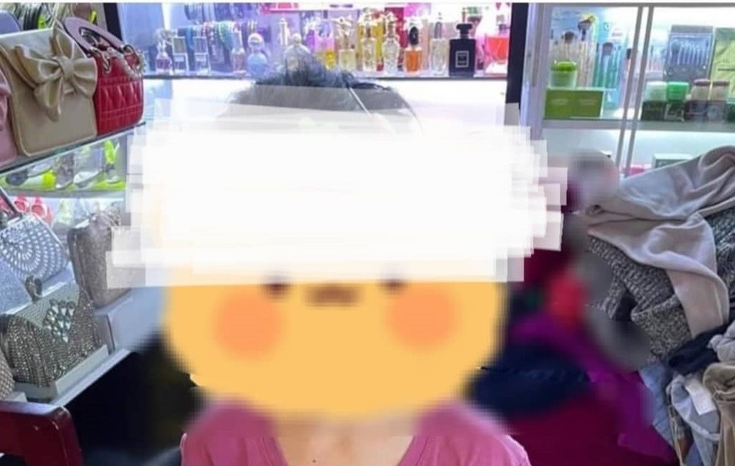 Dang anh be gai 5 tuoi trom vong tay, chu cua hang bi phan ung du doi hinh anh