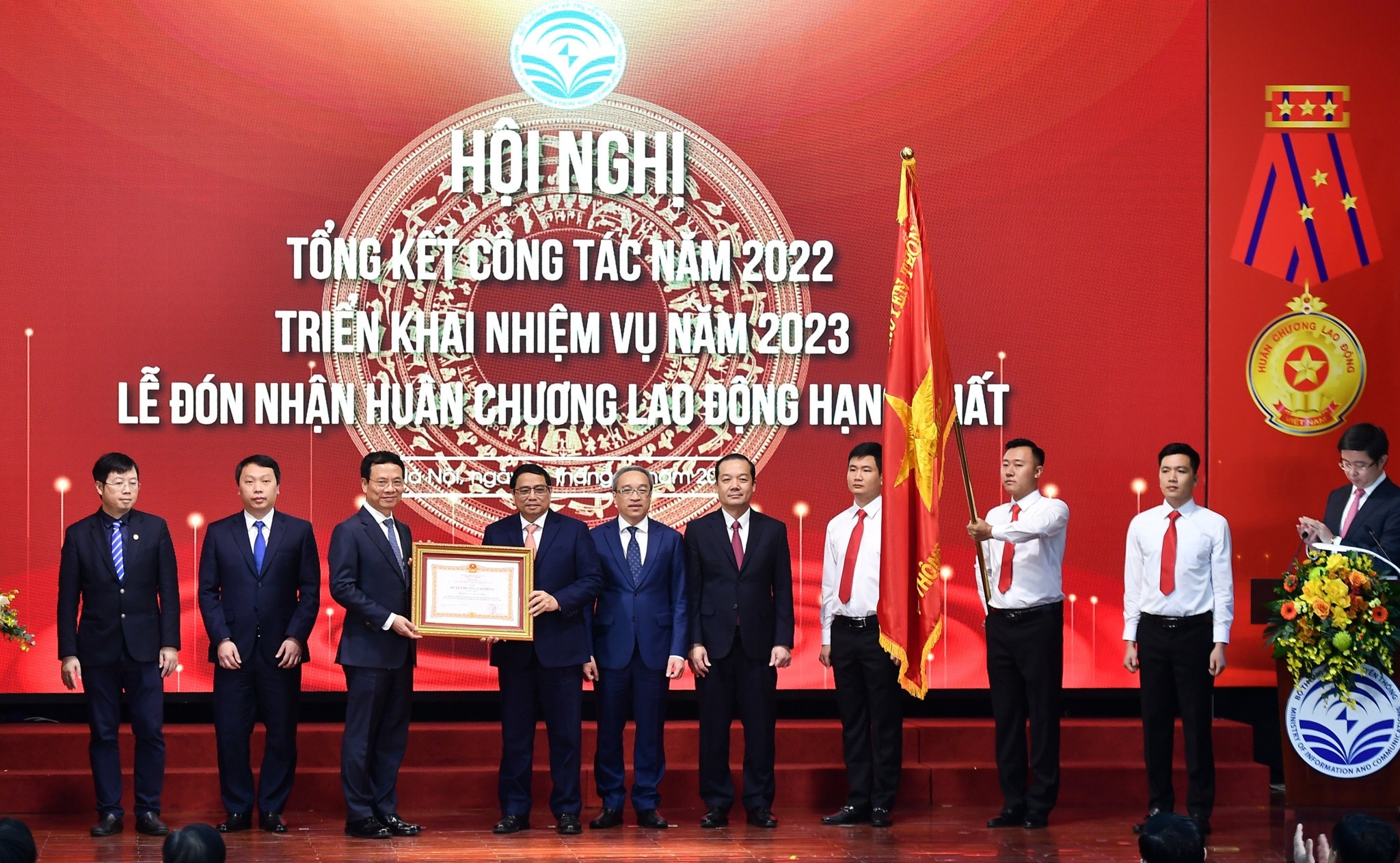 Bo Thong tin va Truyen thong don nhan Huan chuong Lao dong hang Nhat hinh anh