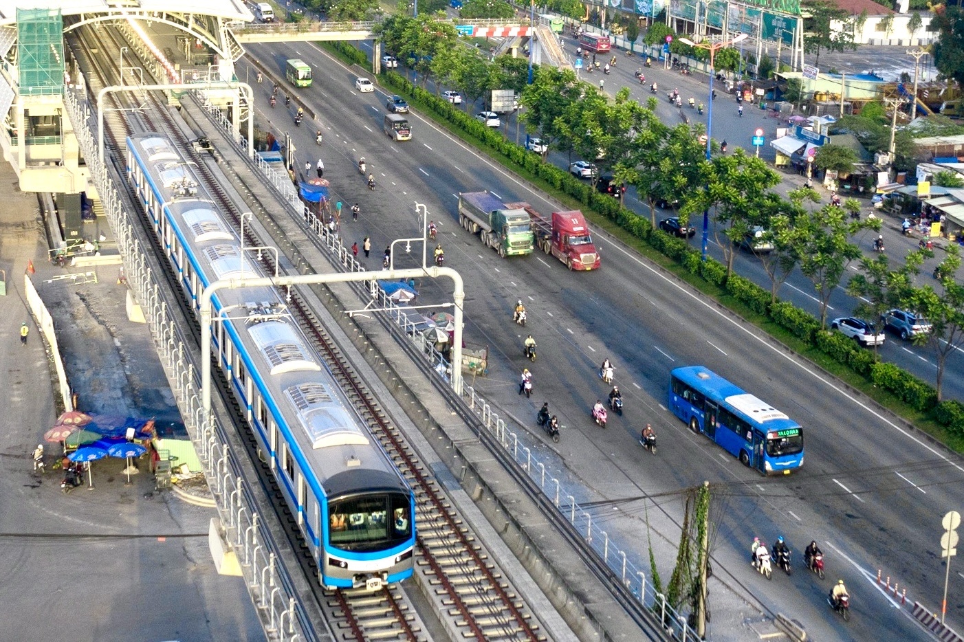 Metro so 1 lan dau chay thu 10 km tren cao hinh anh