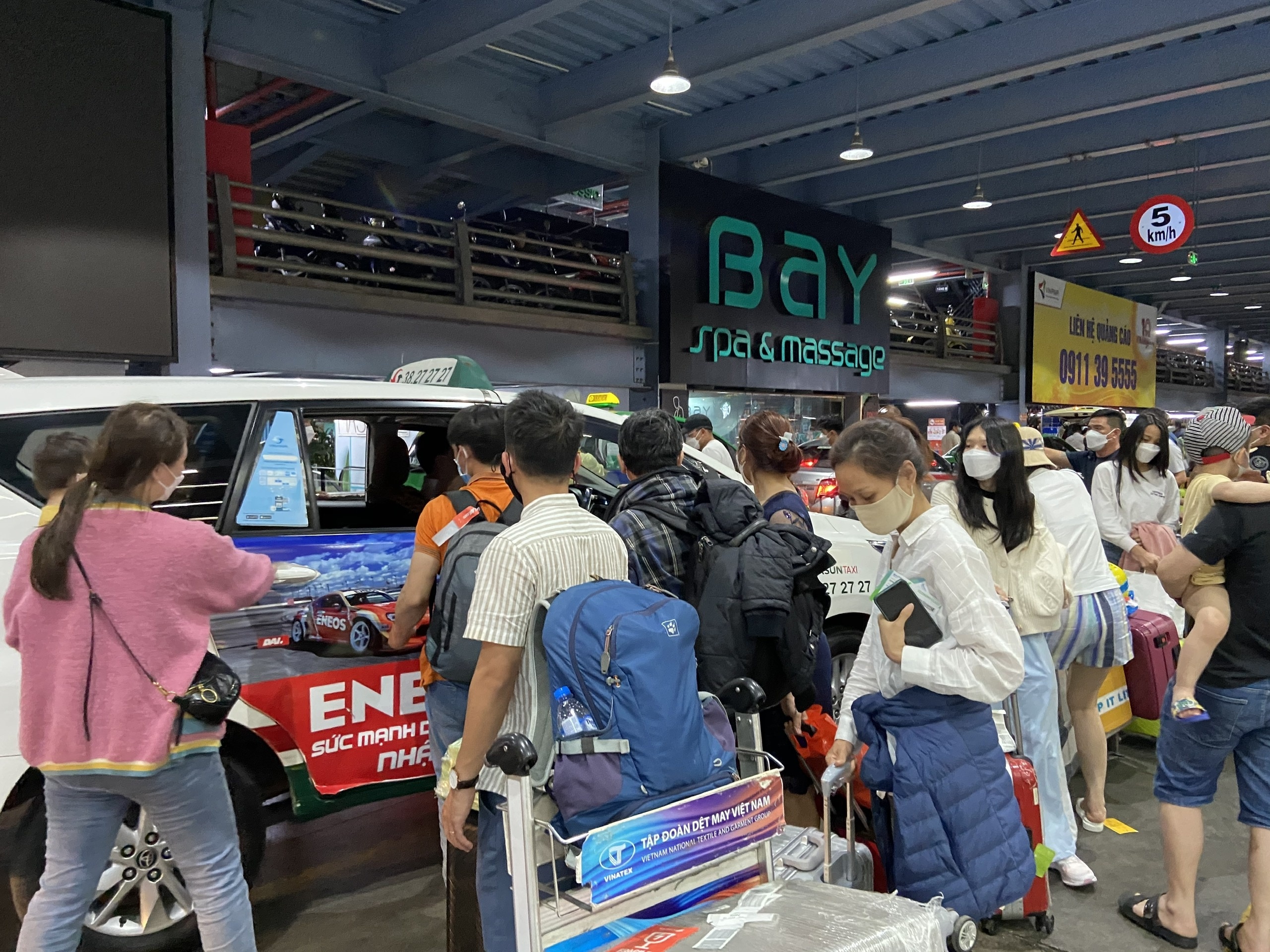 Dip cao diem, Tan Son Nhat can 30-40 taxi phuc vu khach moi phut hinh anh