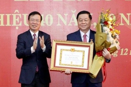 Truong ban Tuyen giao Trung uong nhan Huy hieu 40 nam tuoi Dang hinh anh