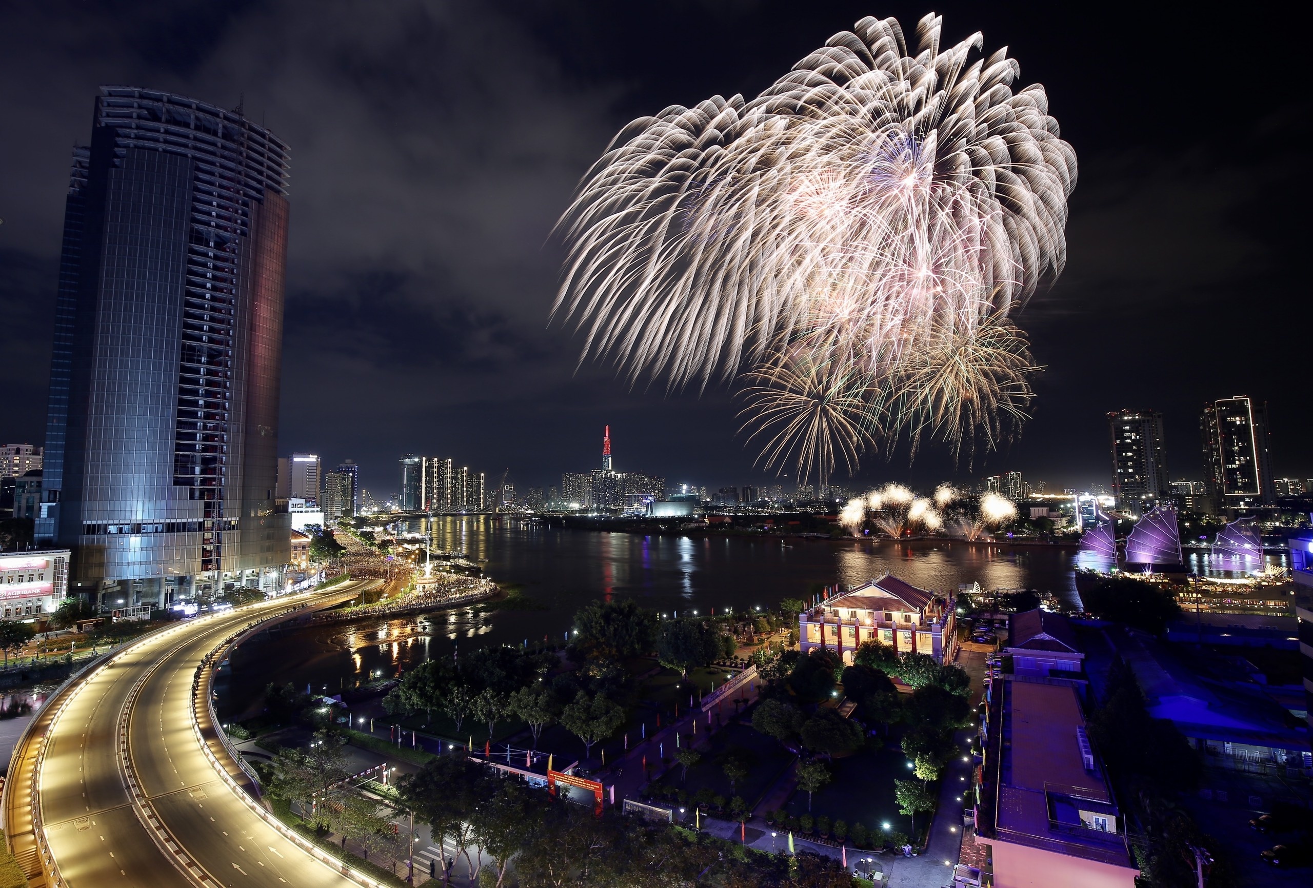 TP.HCM ban phao hoa tai 2 dia diem don Tet Duong lich hinh anh