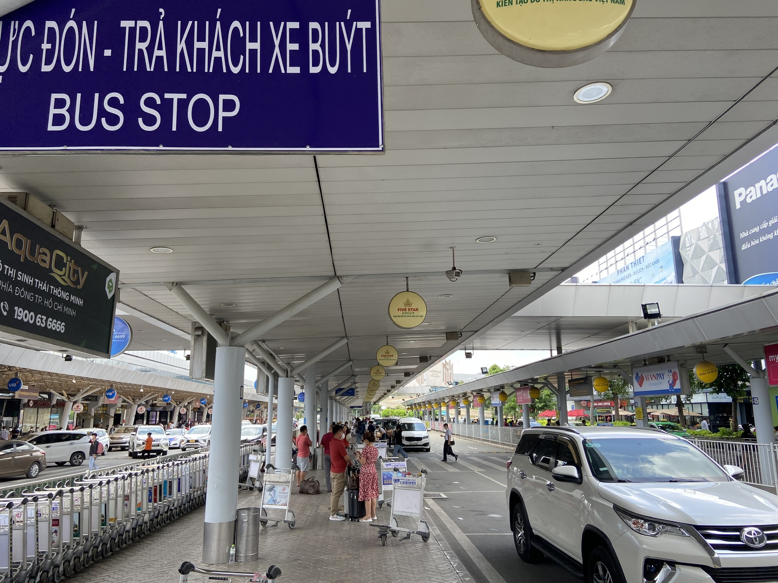 Thi diem them 14 tuyen xe don khach o san bay Tan Son Nhat hinh anh