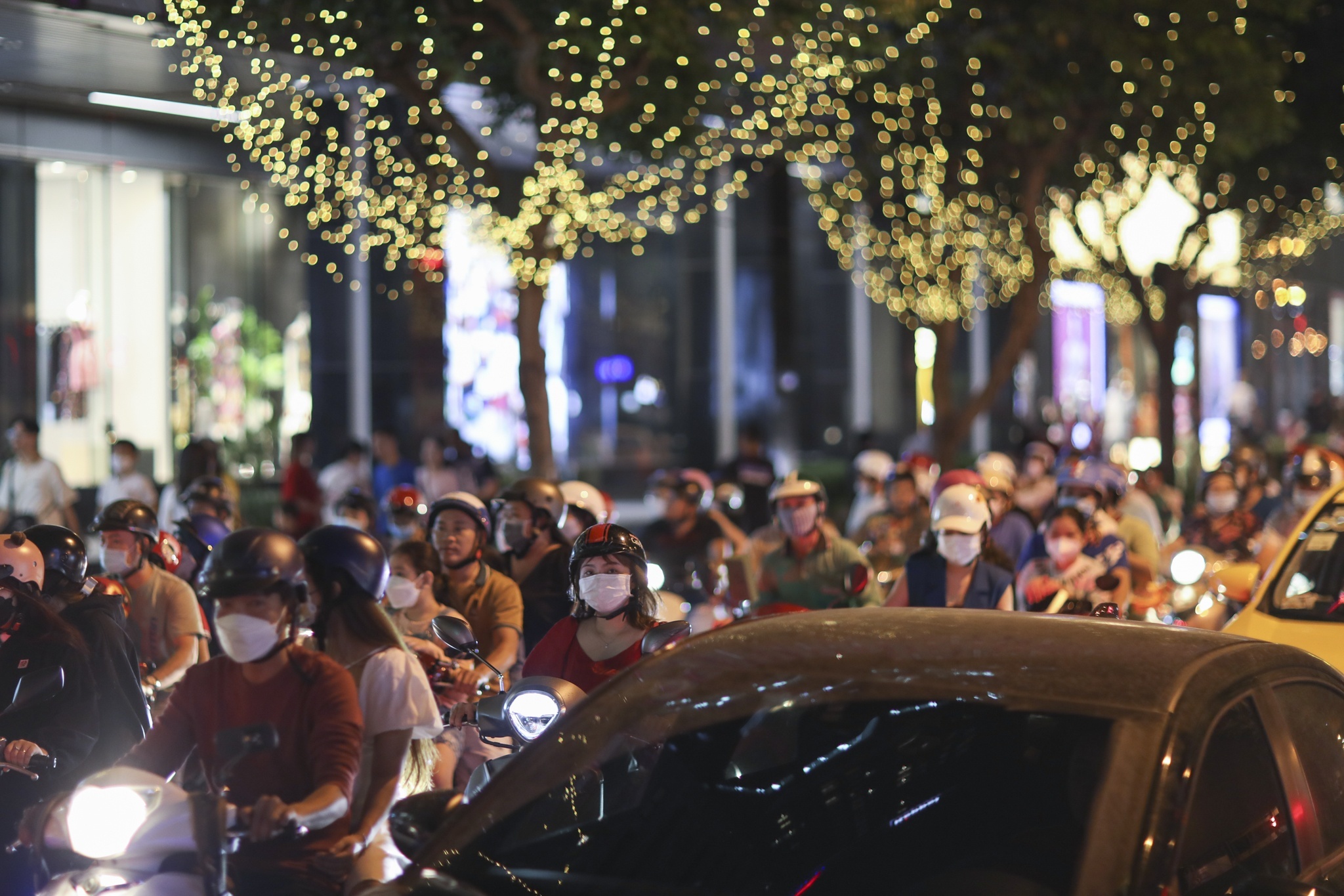 TP.HCM huong dan duong ra vao trung tam trong dem ban phao hoa hinh anh