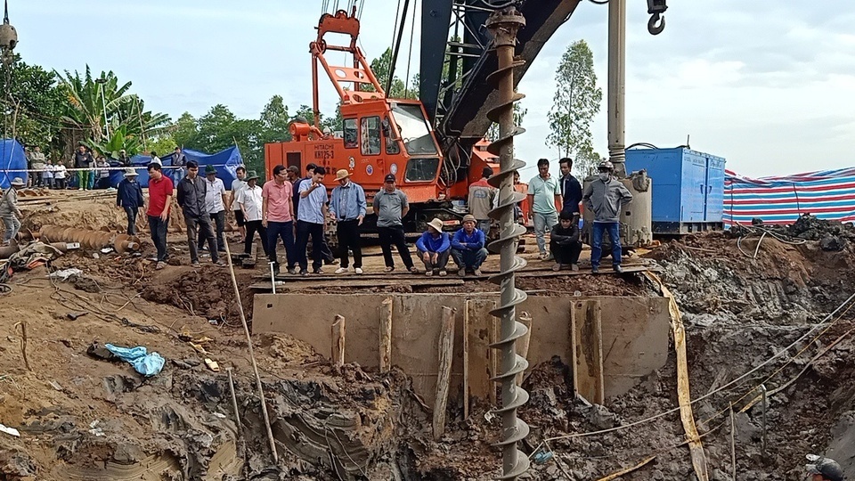 Tap trung giai cuu be trai roi xuong ong coc thay vi 'tham do' hinh anh