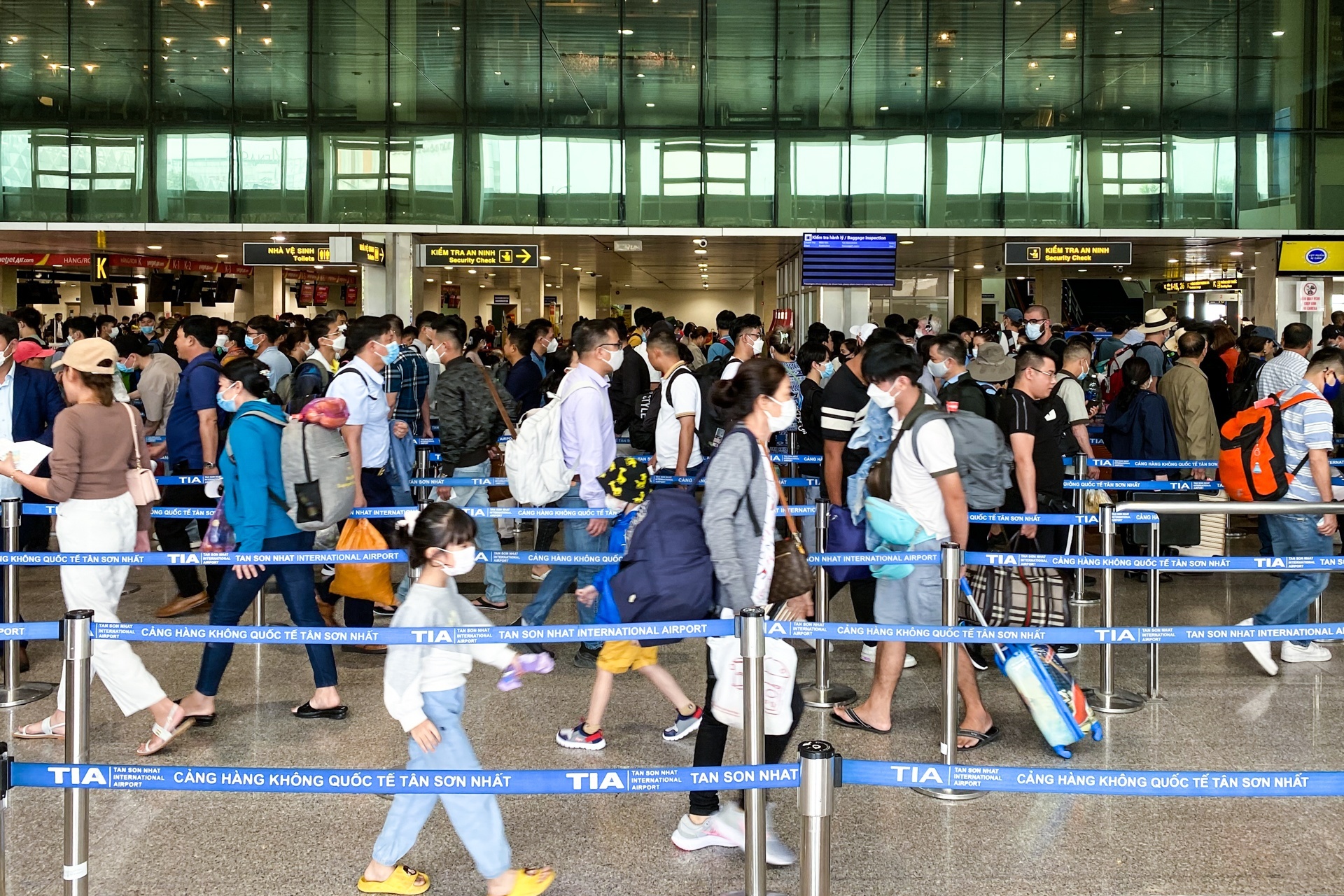 Khach qua Tan Son Nhat dip Tet Quy Mao tang gap doi Nham Dan hinh anh