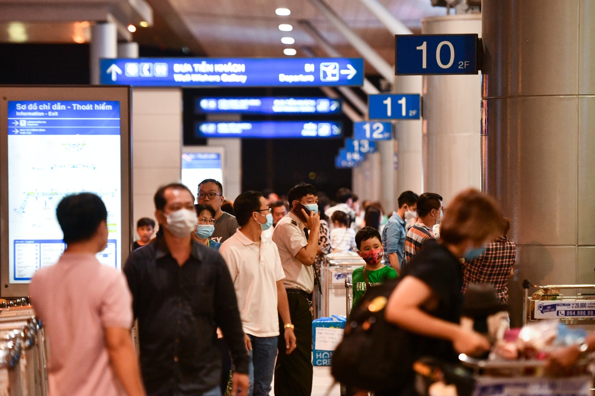 Tan Son Nhat cap ma QR tra cuu chuyen bay truc tuyen hinh anh