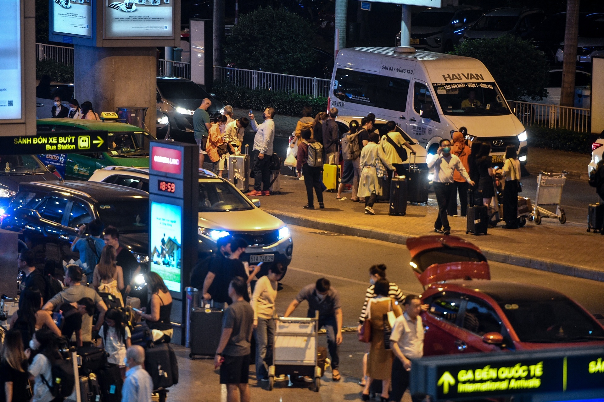 TP.HCM cho phep taxi dau o khu dat trong truoc ga Tan Son Nhat hinh anh