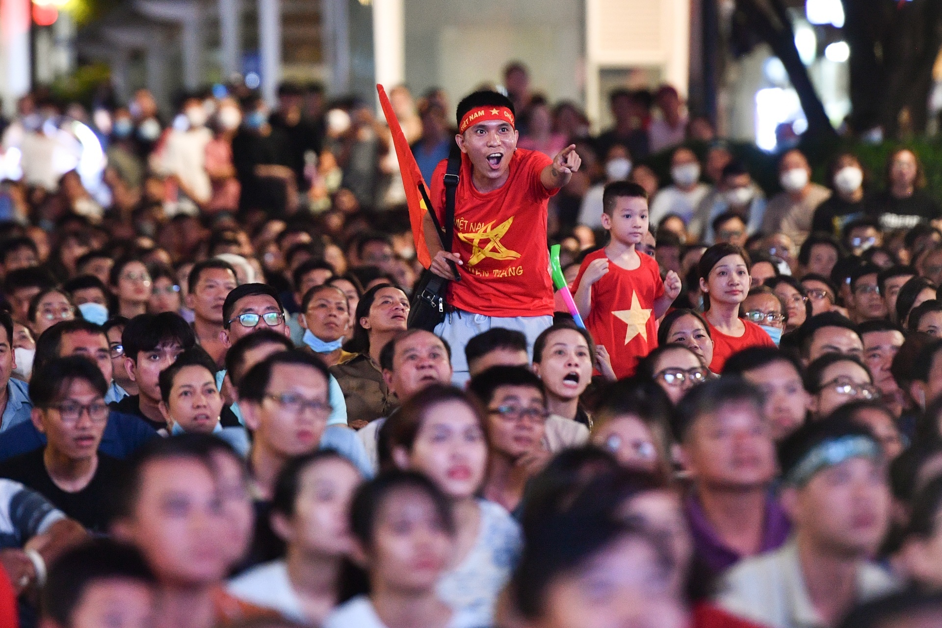 TP.HCM cam xe qua duong Le Duan 5 ngay phuc vu nguoi xem bong da hinh anh