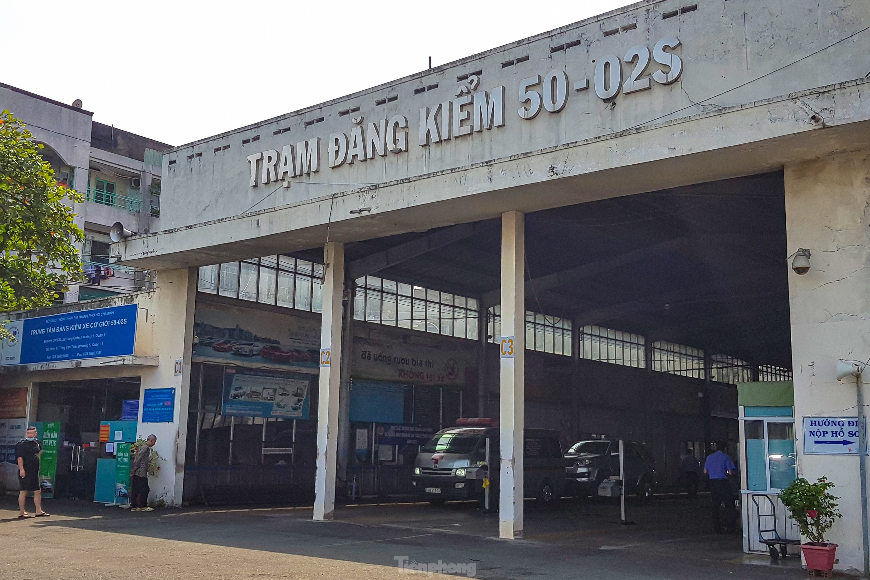 Bat ngo khi den dang kiem oto o TP.HCM sau Tet hinh anh