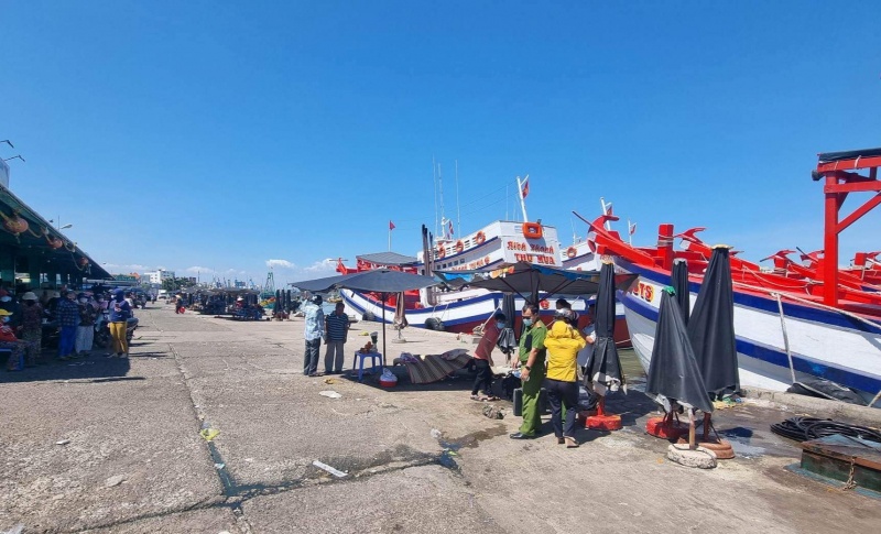 Tim thay thi the nhan vien bao ve roi xuong song o cang ca Phan Thiet hinh anh