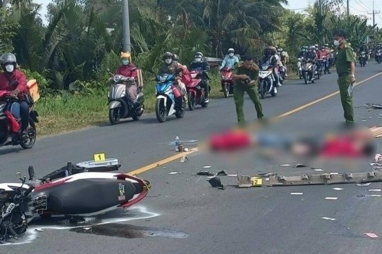 Va cham voi oto, hai nguoi di xe may tu vong hinh anh