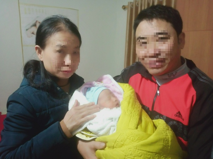 Phat hien be gai so sinh bi bo roi truoc cong nha dan hinh anh