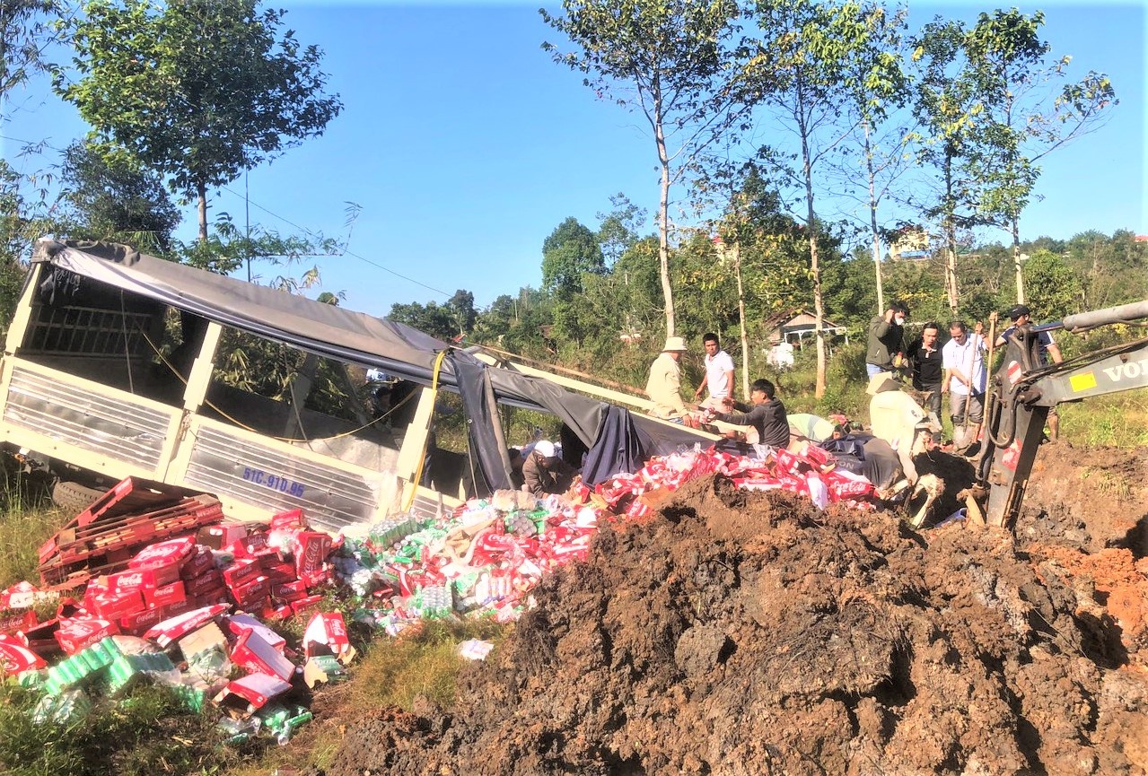 Xe cho hang tap hoa bat ngo lao xuong vuc, tai xe tu vong hinh anh