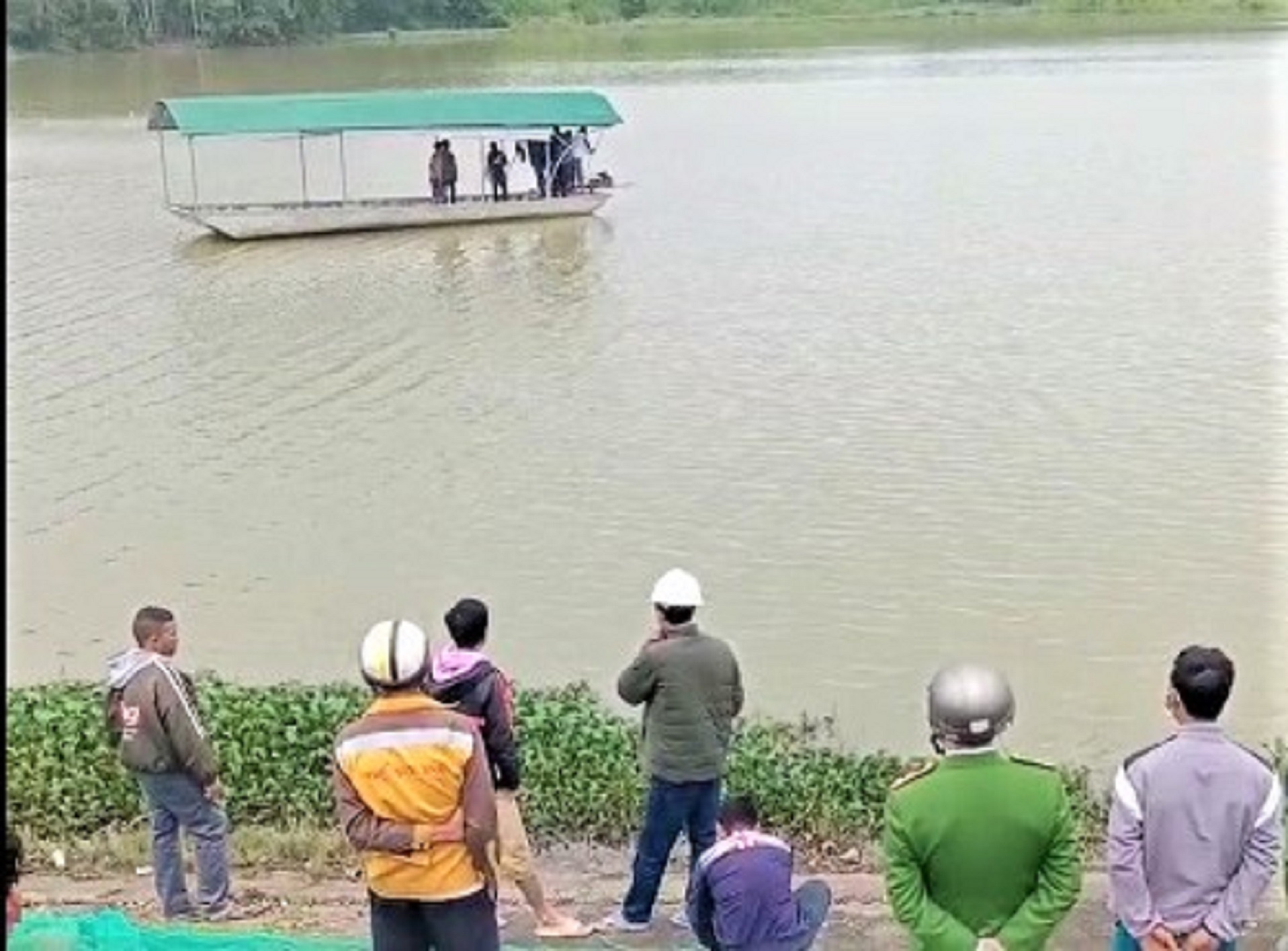 Ra ho tha luoi bi lat thuyen, mot nguoi tu vong hinh anh