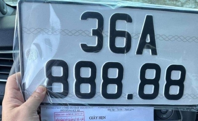 Chuyen vung ve Thanh Hoa, xe Camry boc duoc bien ngu quy 8 sieu VIP hinh anh