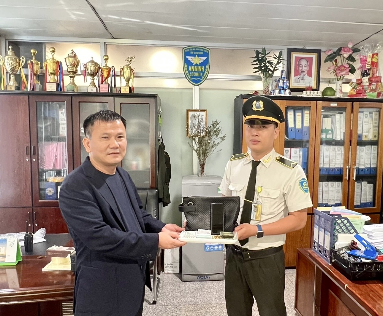 Khach o Tan Son Nhat that lac tui xach chua hon 300 trieu dong hinh anh