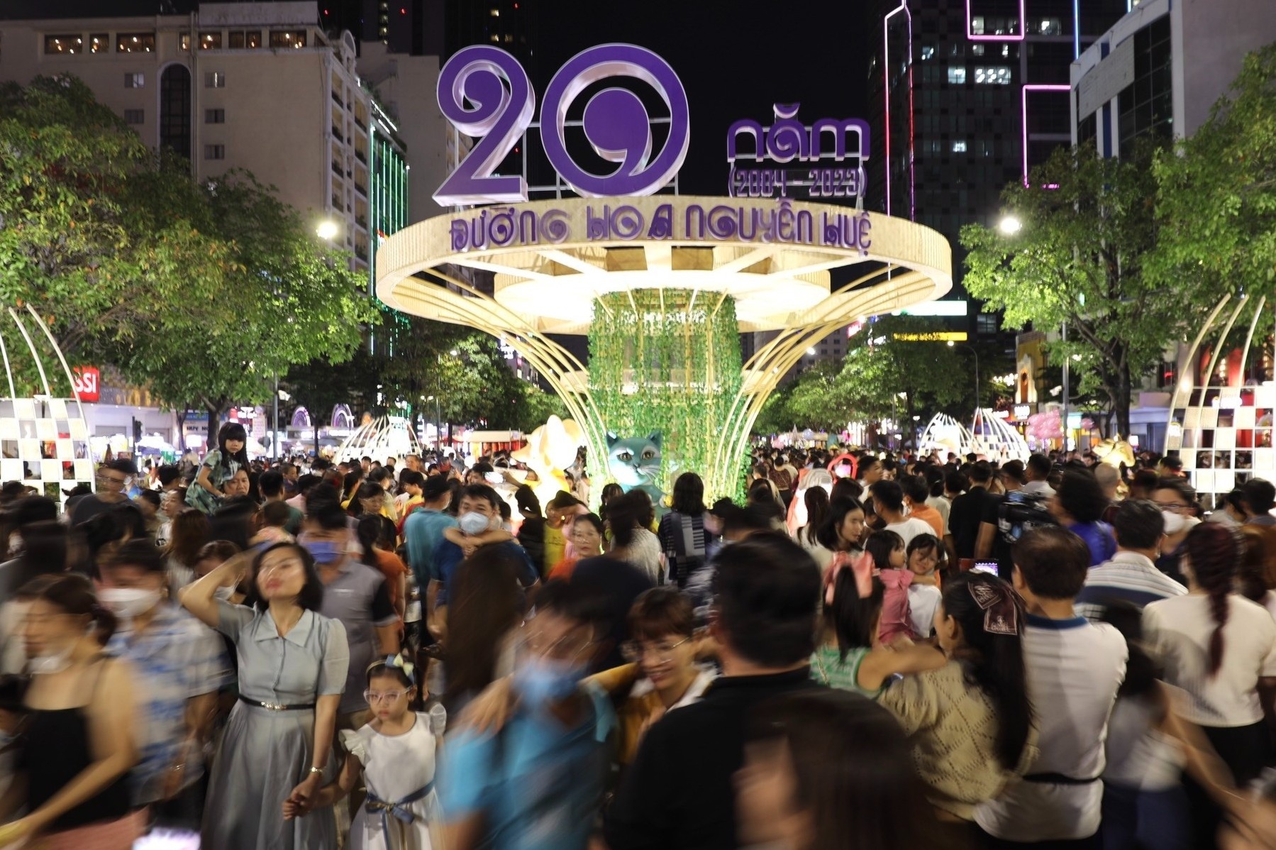 Bien nguoi chen chan tham quan duong hoa Nguyen Hue toi khai mac hinh anh