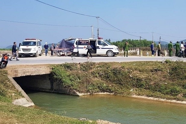 Xe may lao xuong kenh sau giao thua, 3 nguoi tu vong hinh anh