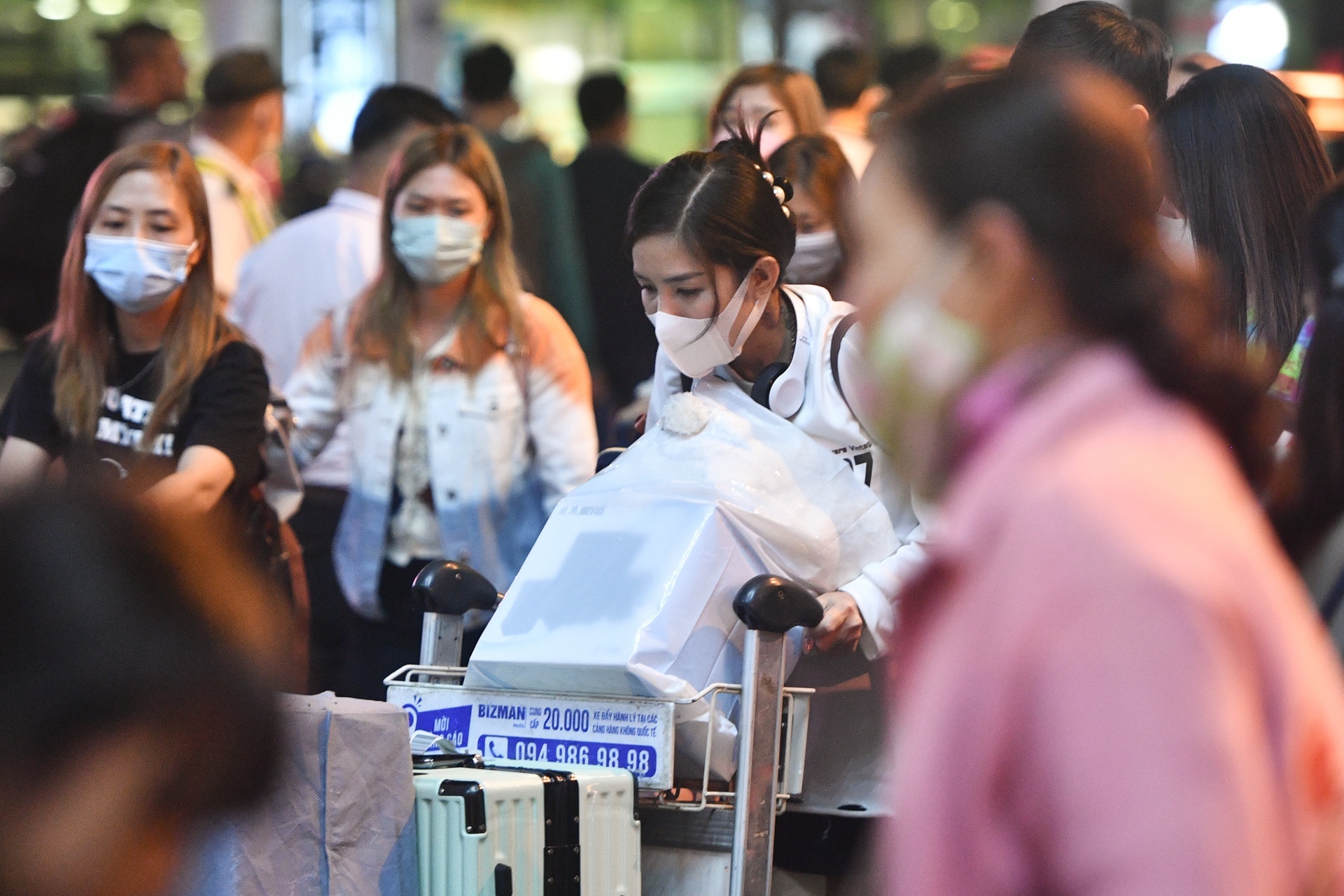 Tan Son Nhat lan dau don luong khach dong vuot du bao dip Tet hinh anh