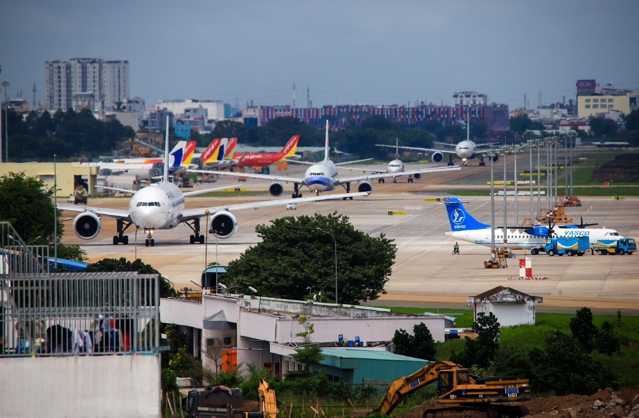 Cang hang khong Tan Son Nhat bac tin 399 chuyen bay 'rong' hinh anh