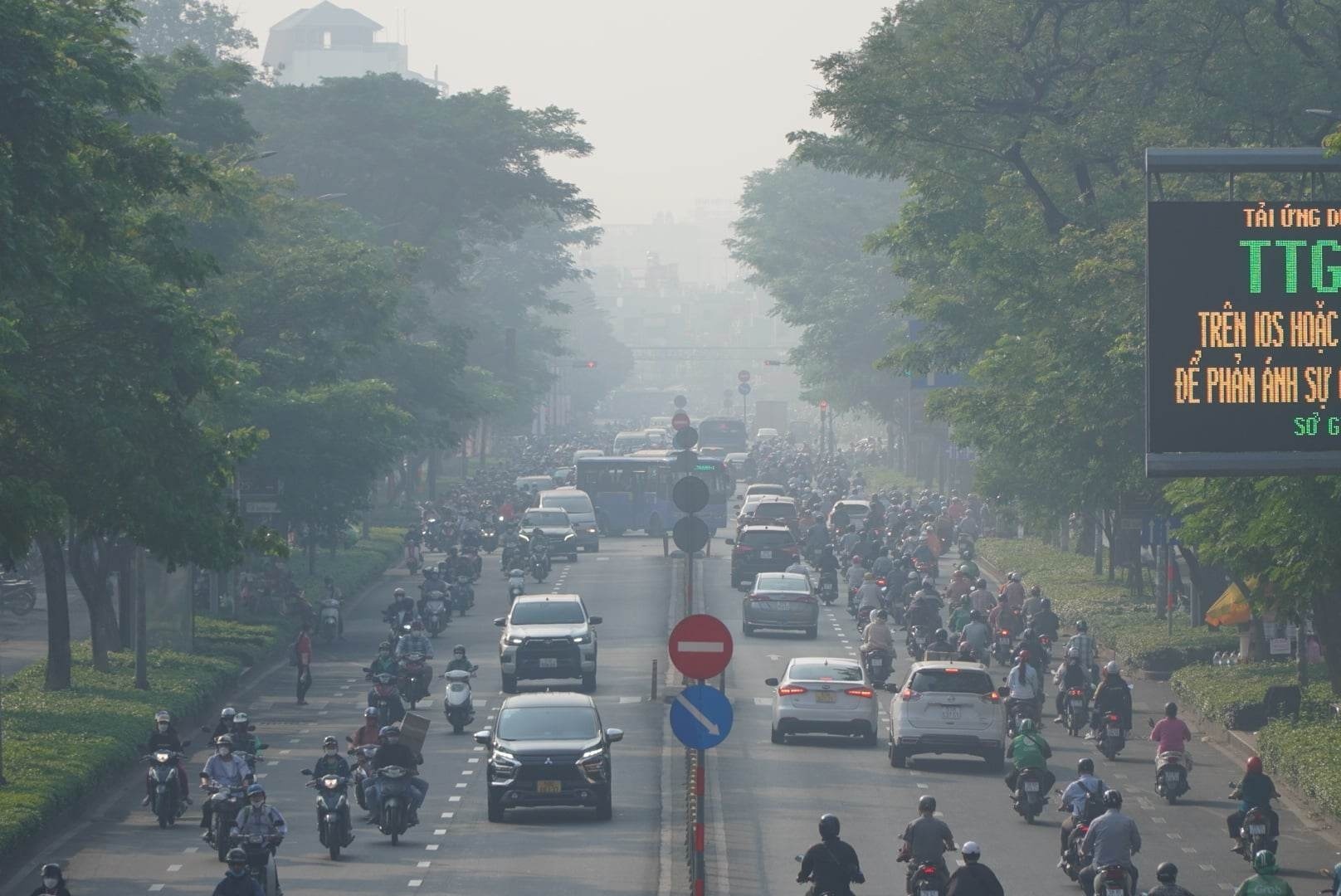 TP.HCM mo suong, chat luong khong khi kem sang som hinh anh