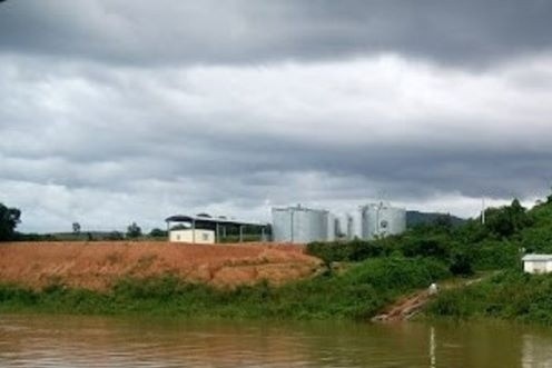 Cong nhan nha may my mat tich, nghi roi xuong be loc nuoc thai hinh anh