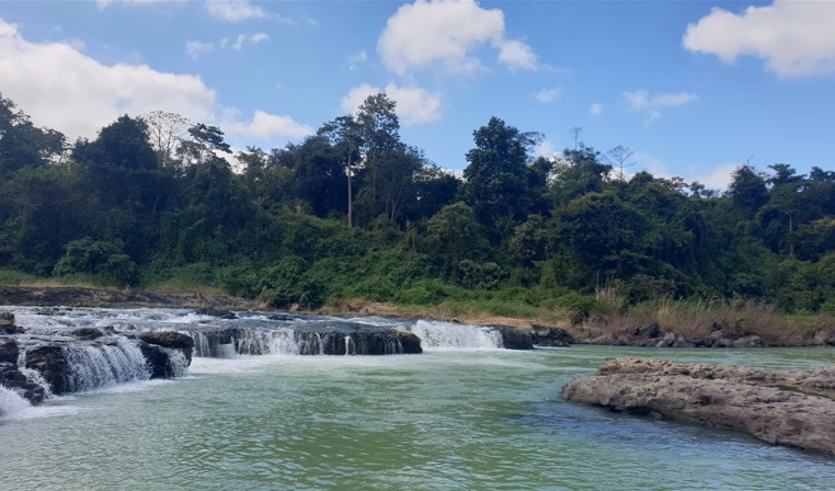 Nhay xuong thac cuu du khach, 2 nguoi cung bi duoi nuoc hinh anh