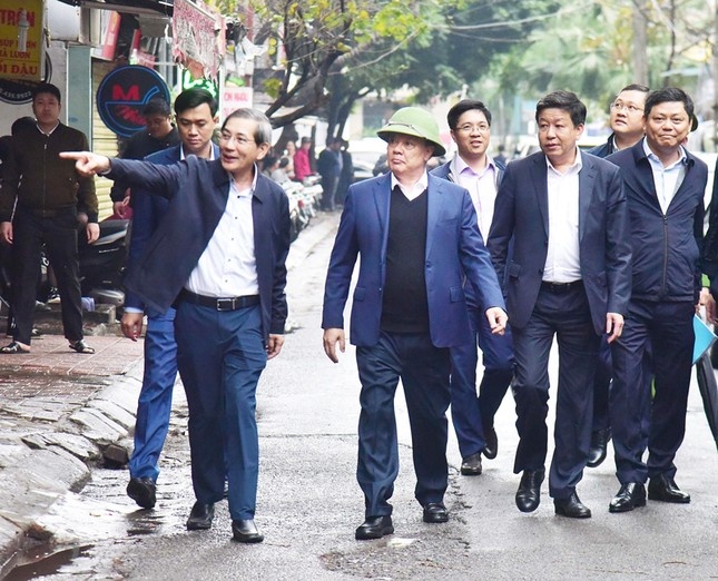 Bi thu Ha Noi kiem tra thuc dia chung cu cu sap cai tao hinh anh