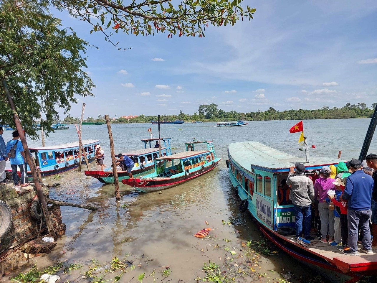 Thuyen lat tren song Dong Nai chua duoc cap phep cho khach tu Thu Duc hinh anh