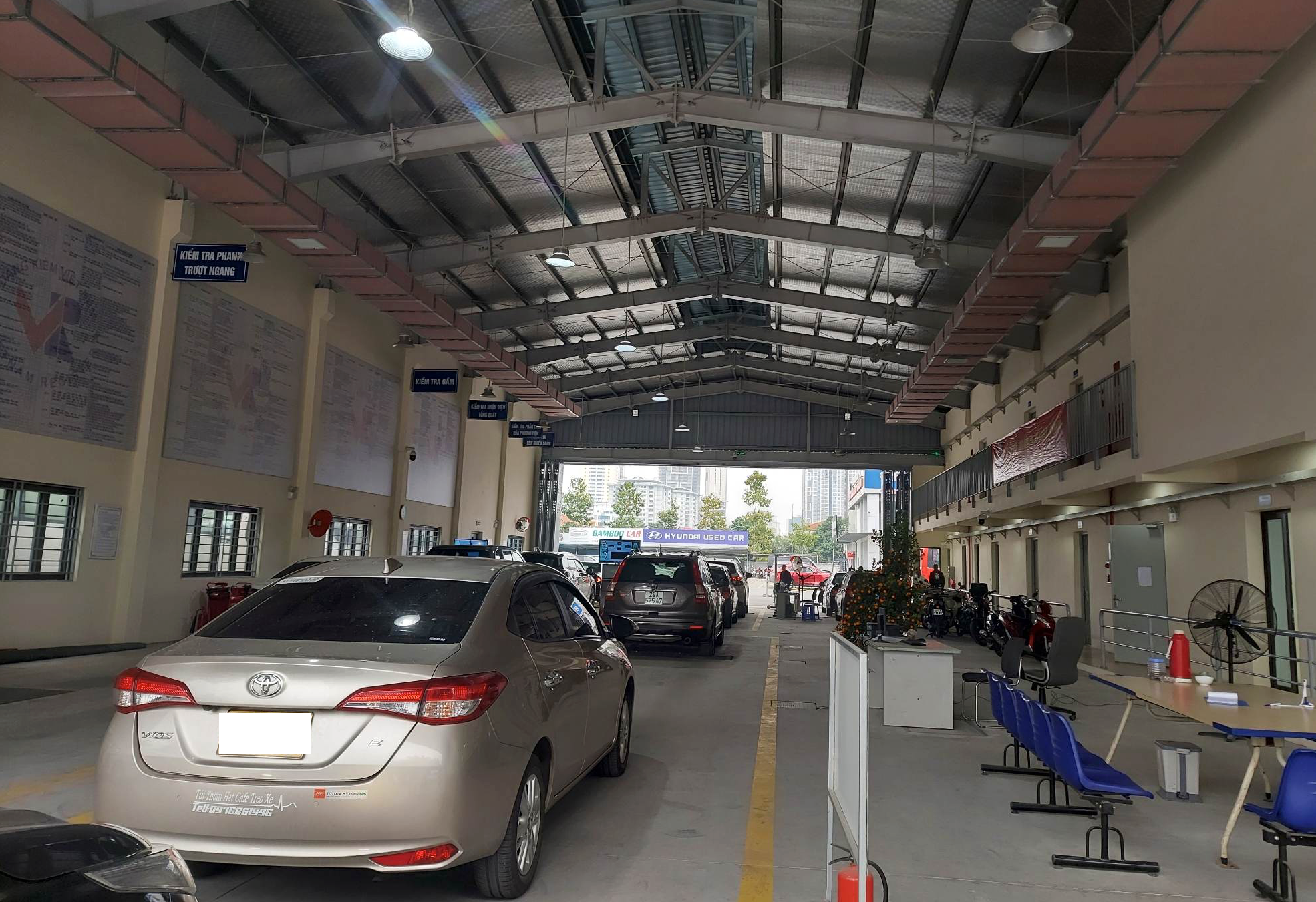 Hai trung tam dang kiem o Ha Noi duoc hoat dong tro lai hinh anh