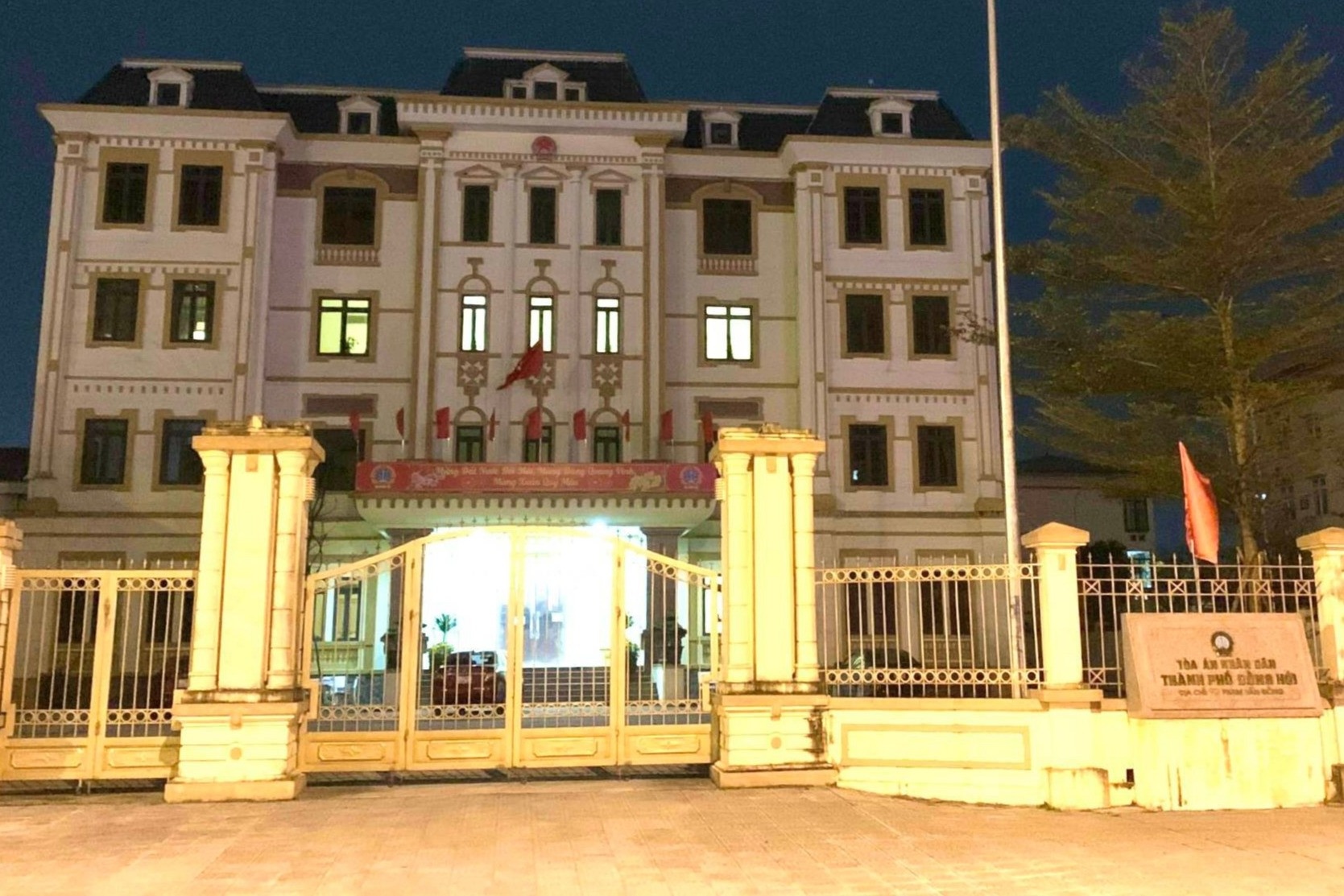 Pho chanh an tu vong trong tu the treo co o phong lam viec hinh anh