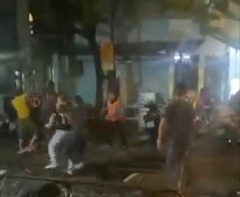 Lam ro nhom con do hanh hung 2 nu nhan vien gac chan duong sat hinh anh