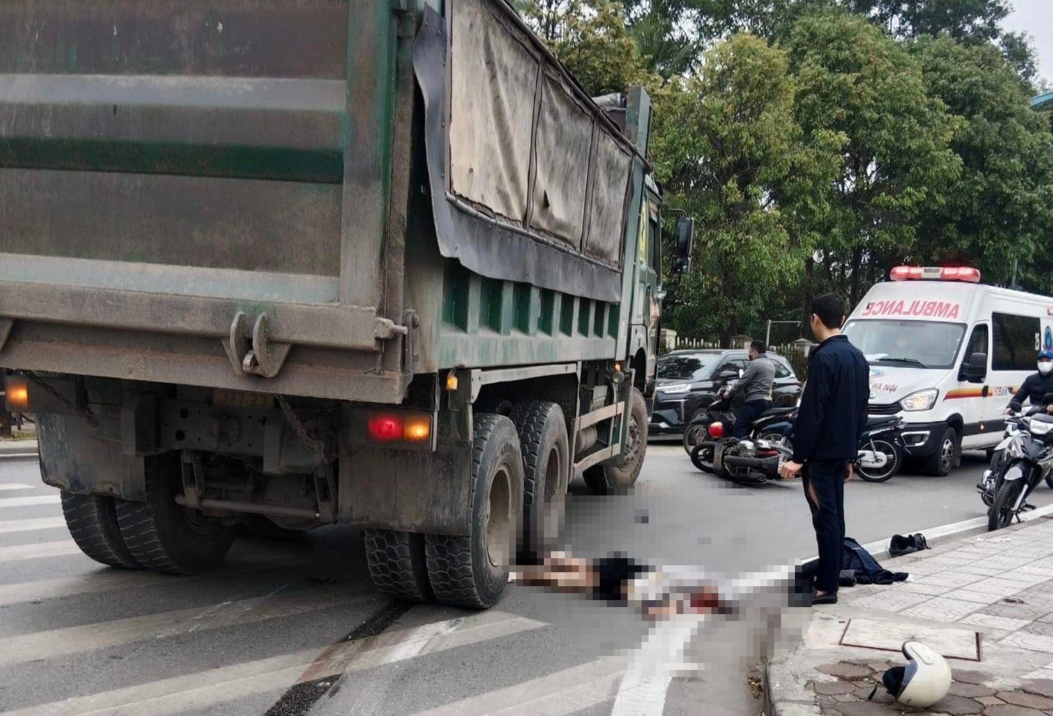 Va cham giao thong, nguoi phu nu bi xe tai chen qua hinh anh