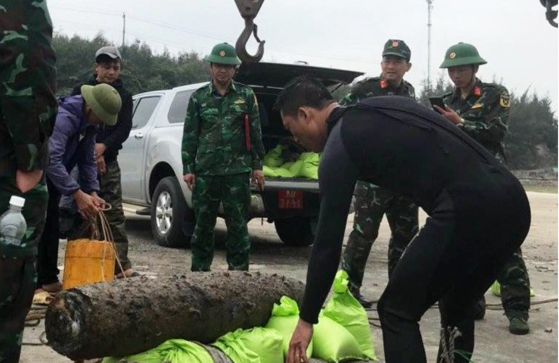 Qua bom hon 2 ta mac luoi ngu dan khi danh ca hinh anh