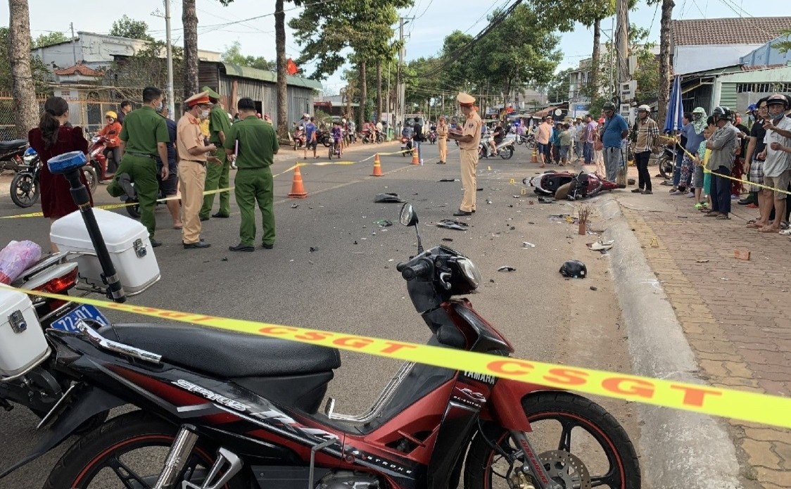 Tai xe oto co nong do con, chay lan lan tong chet hai cha con hinh anh