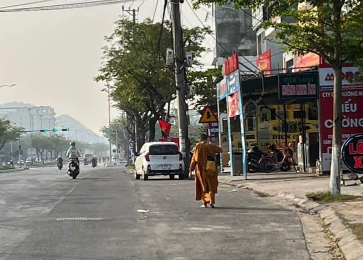 Nguoi dan ong gia nha su di khat thuc o Da Nang hinh anh