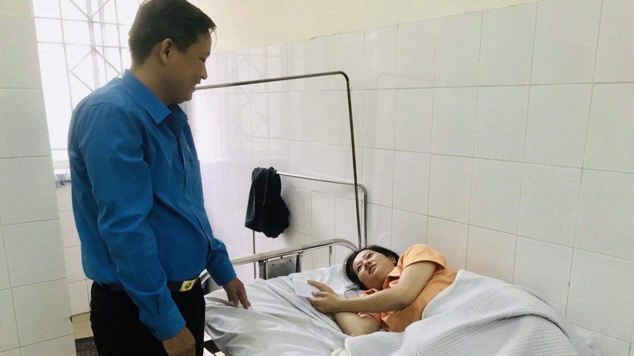 Dinh chi mot thang doi voi giam doc nuoc ngoai hanh hung nu cong nhan hinh anh